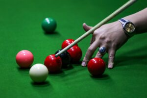 Fotografía de Samiullah Popal, en la que puede verse a un jugador de snooker en una imagen de archivo del 20 de noviembre de 2024. EFE