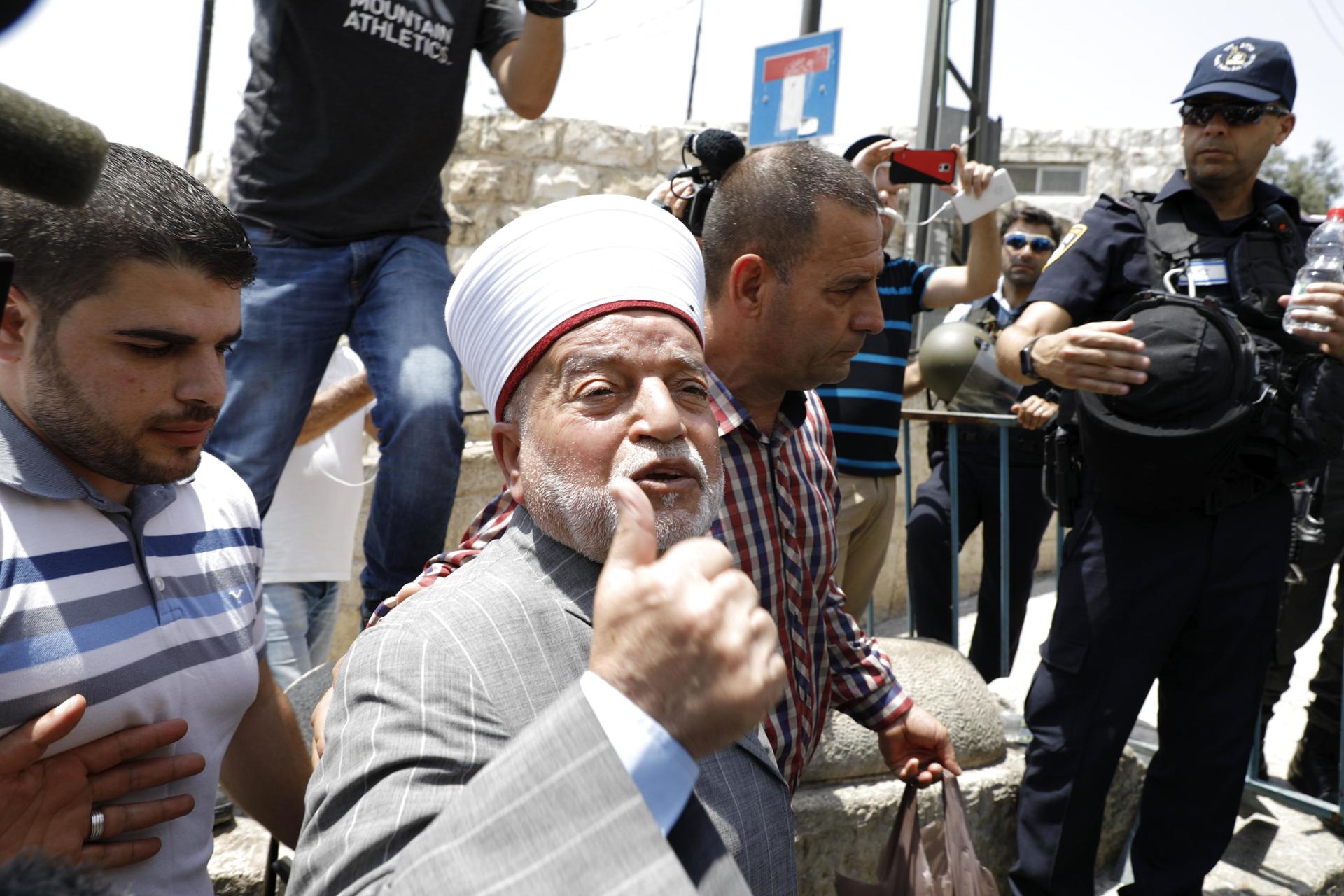 Foto archivo. Mohamed Husein. cruza un puesto de seguridad israelí junto a la Puerta del León en el casco viejo de Jerusalén durante la celebración de la oración musulmana de los viernes. EFE/ATEF SAFADI