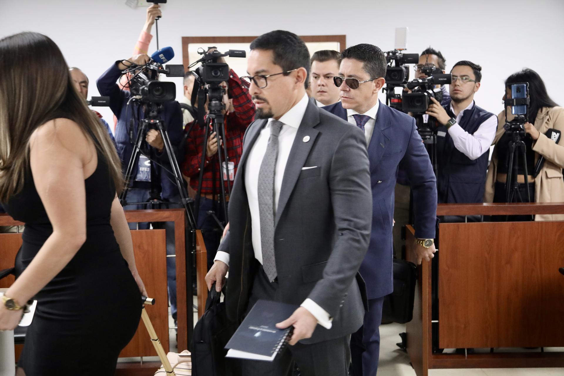 El abogado del exministro del Interior de Ecuador José Serrano, Carlos Manosalvas (c) llega a una audiencia este martes, en Quito (Ecuador). EFE/ Gianna Benalcázar
