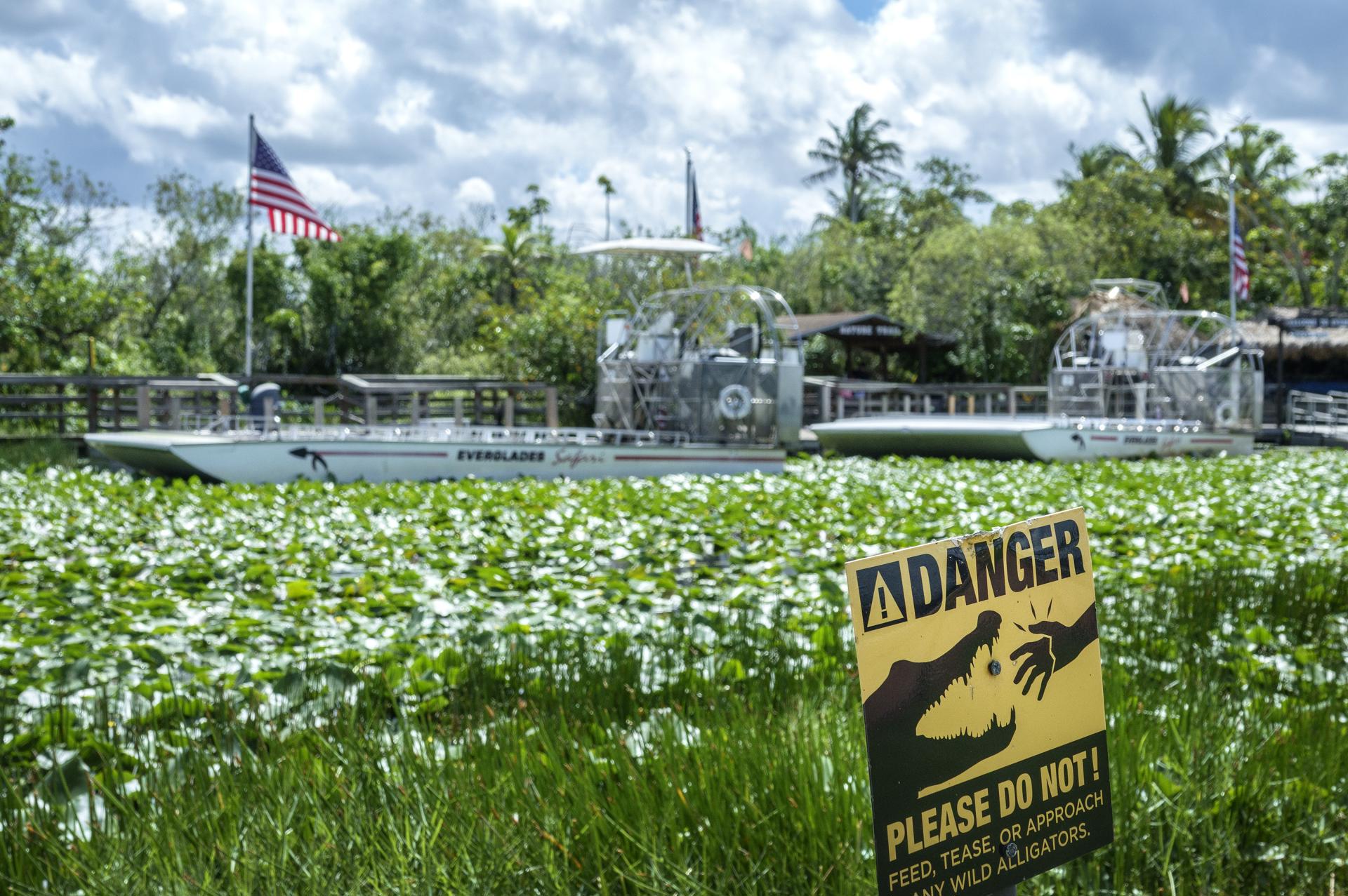 Un cartel que advierte sobre animales peligrosos en el Parque Nacional Everglades, cerca de Miami, Florida, EE.UU., el 12 de agosto de 2025. EFE/EPA/Cristobal Herrera-Ulashkevich