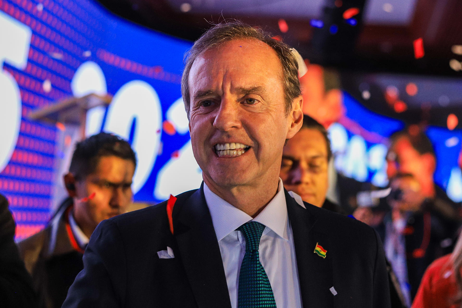 El expresidente y candidato a la Presidencia de Bolivia por la Alianza Libre, Jorge 'Tuto' Quiroga, al celebrar este domingo, 17 de agosto, su paso a la segunda vuelta de las elecciones generales, en La Paz (Bolivia). EFE/Gabriel Márquez
