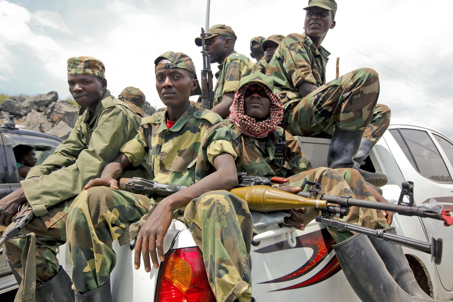 Foto archivo. Un grupo de combatientes rebeldes del M23 se sienta en una camioneta mientras se prepara para abandonar la ciudad de Goma. EFE/EPA/DAI KUROKAWA