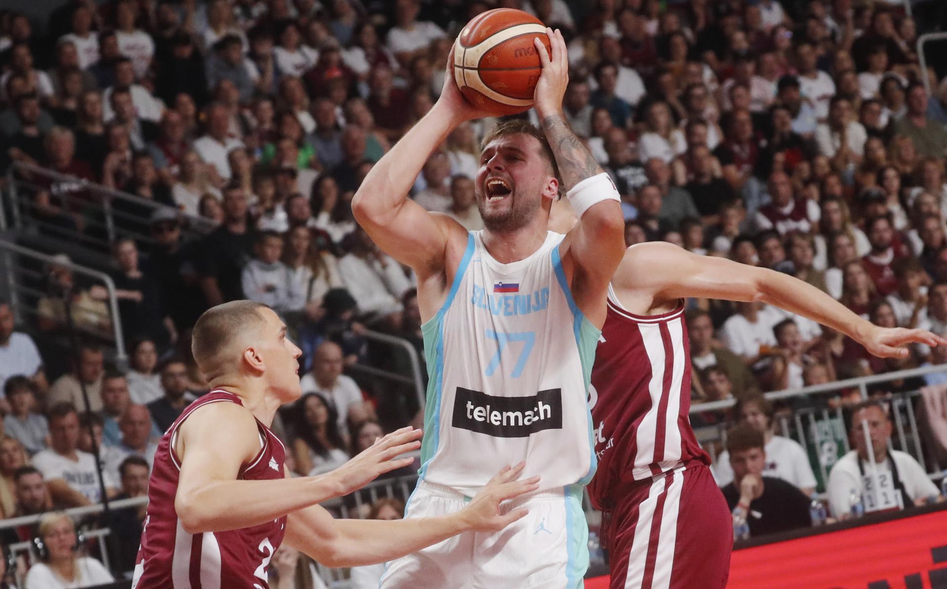 Luka Doncic durante el partido amistoso de este sábado ante Letonia en el Xiaomi Arena de Riga. EFE/EPA/TOMS KALNINS
