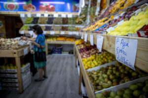 Vista de una frutería en una imagen de archivo.EFE/Ismael Herrero