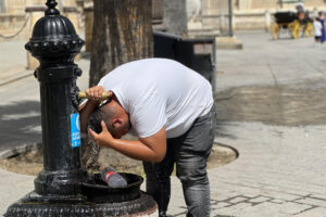 Un hombre se refresca en una fuente en Sevilla este martes. EFE/Roberto Ruiz Oliva