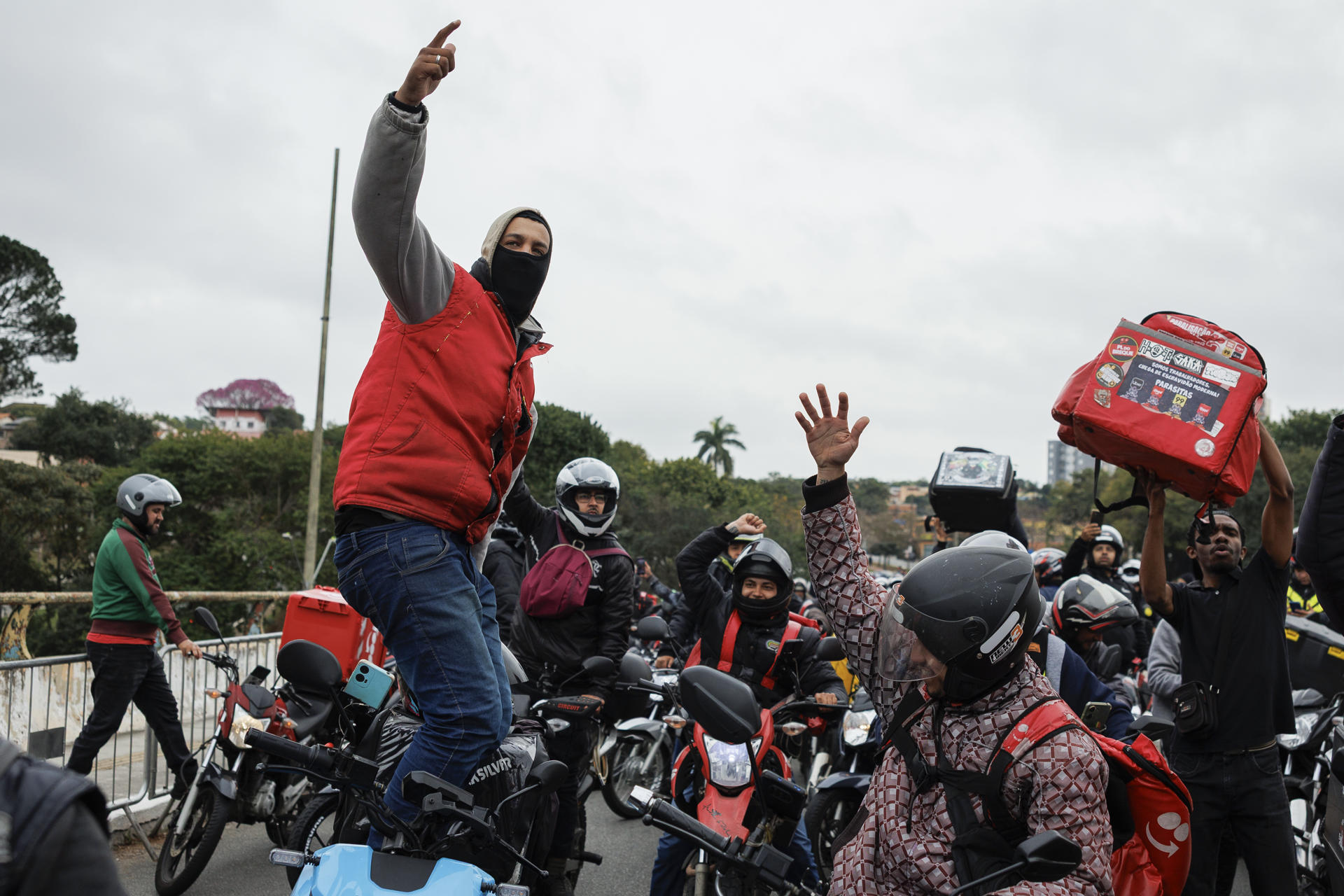 Repartidores de aplicaciones de comida participan en una protesta este martes, frente al lugar donde se realiza el evento iFood Move 2025, en Sao Paulo (Brasil). EFE/ Isaac Fontana