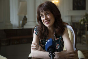 SANTANDER, 15/08/2025.- La filóloga y escritora, Irene Vallejo, durante una entrevista con EFE en la que sostiene que el ser humano está "sediento de historias que den sentido a su experiencia", motivo por el que cree que la literatura, a pesar de que siempre parezca estar "al borde del precipicio", ha sobrevivido. EFE/Pedro Puente Hoyos