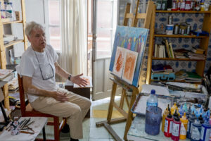 El pintor Manuel Lucas Adame (Sevilla, 1945), acogido en el Hospital de la Santa Caridad, para cuya capilla del asilo de ancianos está dibujando las catorce estaciones de un 'Via Crucis', siguiendo la estela de grandes maestros de la pintura como Murillo y Valdés Leal, varias de cuyas obras se conservan en la Iglesia de este monumento del barroco sevillano.EFE/ José Manuel Vidal