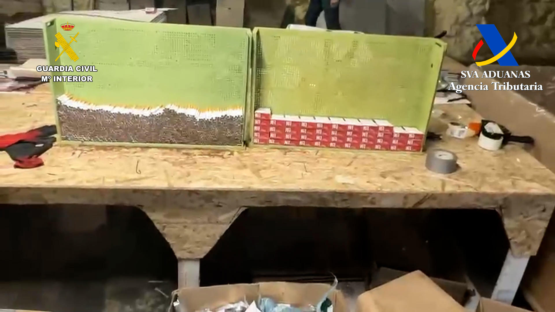 La Guardia Civil, en colaboración con el Servicio de Vigilancia Aduanera de la Agencia Tributaria, han desarticulado una organización criminal a la que se le atribuye la instalación de fábricas ilegales de tabaco falsificado y de contrabando en Málaga y Córdoba y ha liberado a 18 personas de diferentes nacionalidades que trabajaban en condiciones infrahumanas y detenido a 21 personas. EFE/ Guardia Civil / Ministerio Del Interior SOLO USO EDITORIAL SOLO DISPONIBLE PARA ILUSTRAR LA NOTICIA QUE ACOMPAÑA (CRÉDITO OBLIGATORIO)