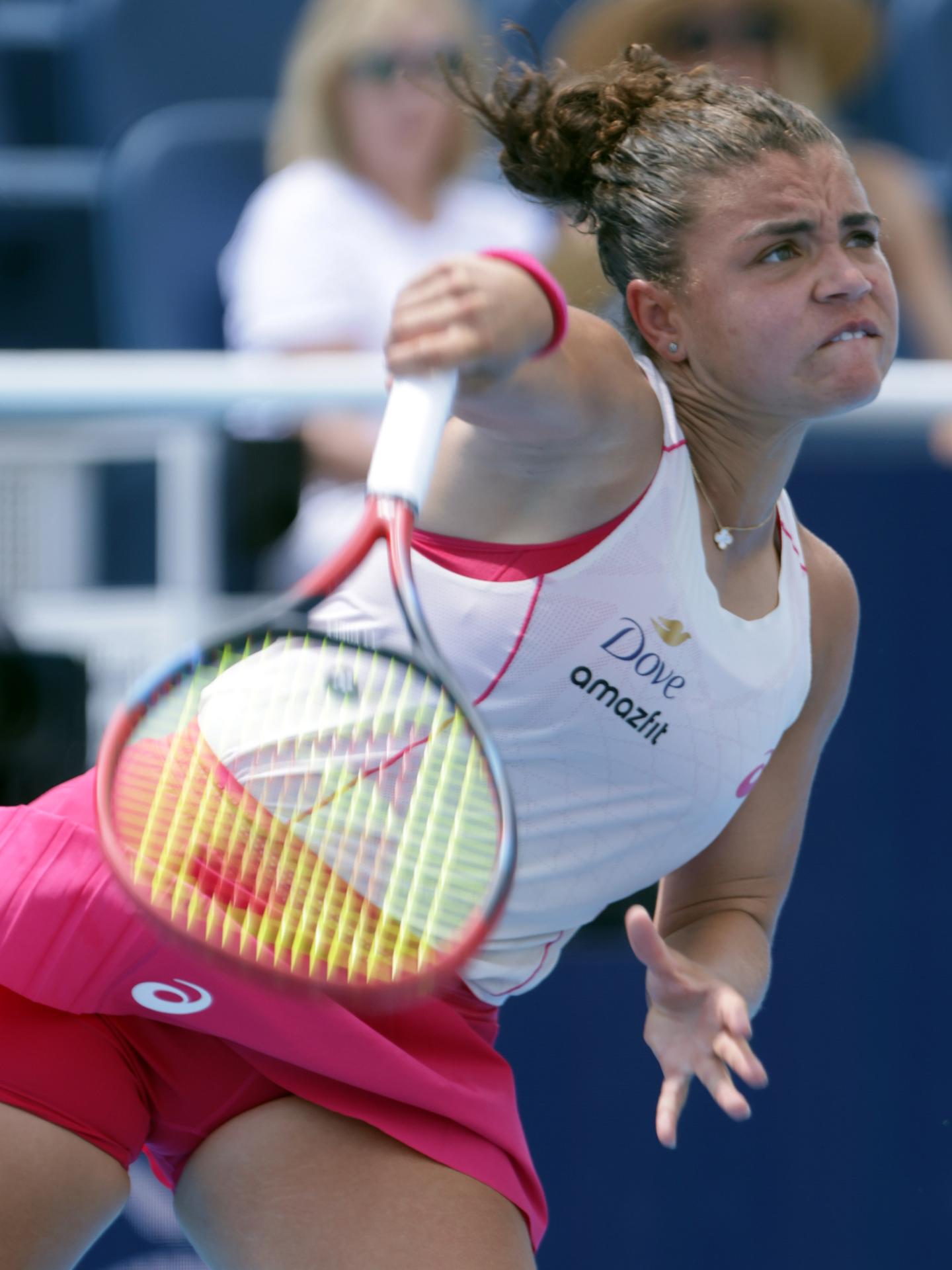 La italiana Jasmine Paolini en acción contra la griega María Sakkari en partido del Abierto de Cincinnati (EE.UU.). EFE/EPA/MARK LYONS