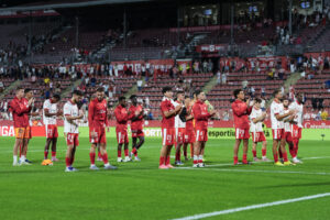 Los jugadores del Girona aplauden a la afición tras la derrota ante el Sevilla. EFE/Siu Wu