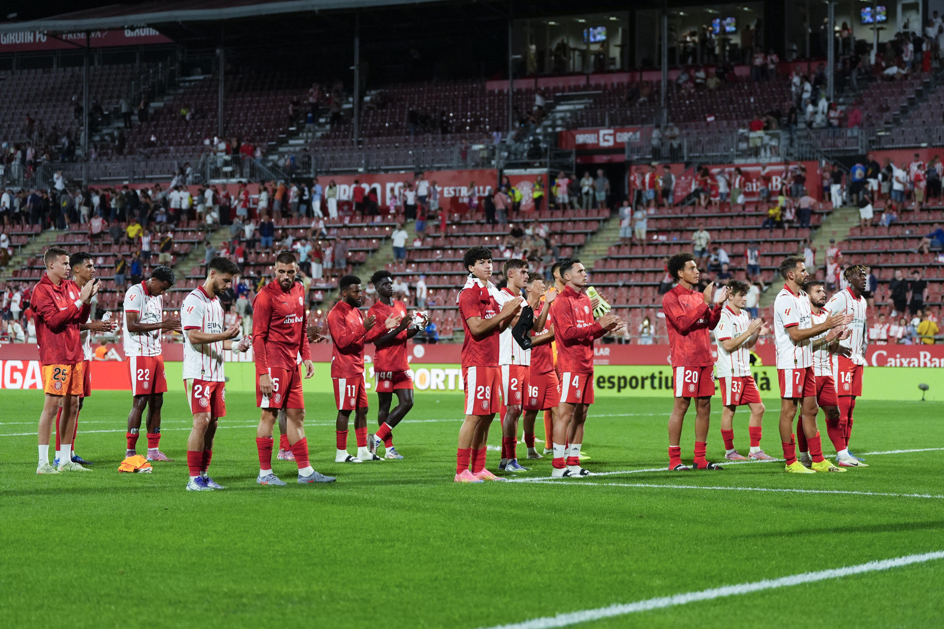 Los jugadores del Girona aplauden a la afición tras la derrota ante el Sevilla. EFE/Siu Wu