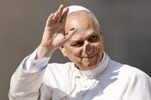 El papa León XIV saluda a los fieles durante su audiencia general semanal en la Plaza de San Pedro, en la Ciudad del Vaticano, el 6 de agosto de 2025. EFE/EPA/ANGELO CARCONI