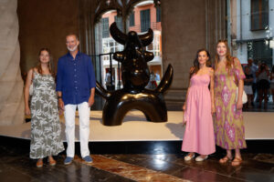 Los reyes Felipe VI (2i) y Letizia (2d), la princesa Leonor (i) y la infanta Sofía (d), visitan la exposición de Joan Miró este martes en la Lonja de Palma. EFE/Cati Cladera