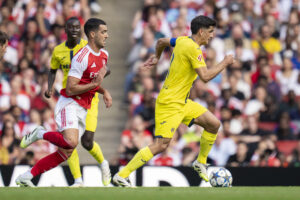 El centrocampista del Villarreal Gerard Moreno (d) se escapa de Mikel Merino, del Arsenal, durante el partido amistoso jugado hoy miércoles en Londres. El Villarreal amargó la fiesta del Arsenal, que disputó su primer partido de pretemporada en su estadio, al conquistar el Emirates Arena por 2-3 gracias a los tantos de Pepé y de Gueye en la primera mitad y de Danjuma en la segunda. EFE/Villarreal CF/Pau Bellido SÓLO USO EDITORIAL/SÓLO DISPONIBLE PARA ILUSTRAR LA NOTICIA QUE ACOMPAÑA (CRÉDITO OBLIGATORIO)