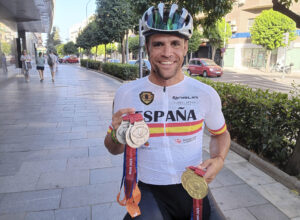 El extremeño Javier Sánchez Cidoncha, policía local en Olivenza, posa para la Agencia EFE con las medallas logradas en los Juegos Mundiales de Policías y Bomberos, celebrados en Birmingham (Estados Unidos). EFE/ José Luis Real