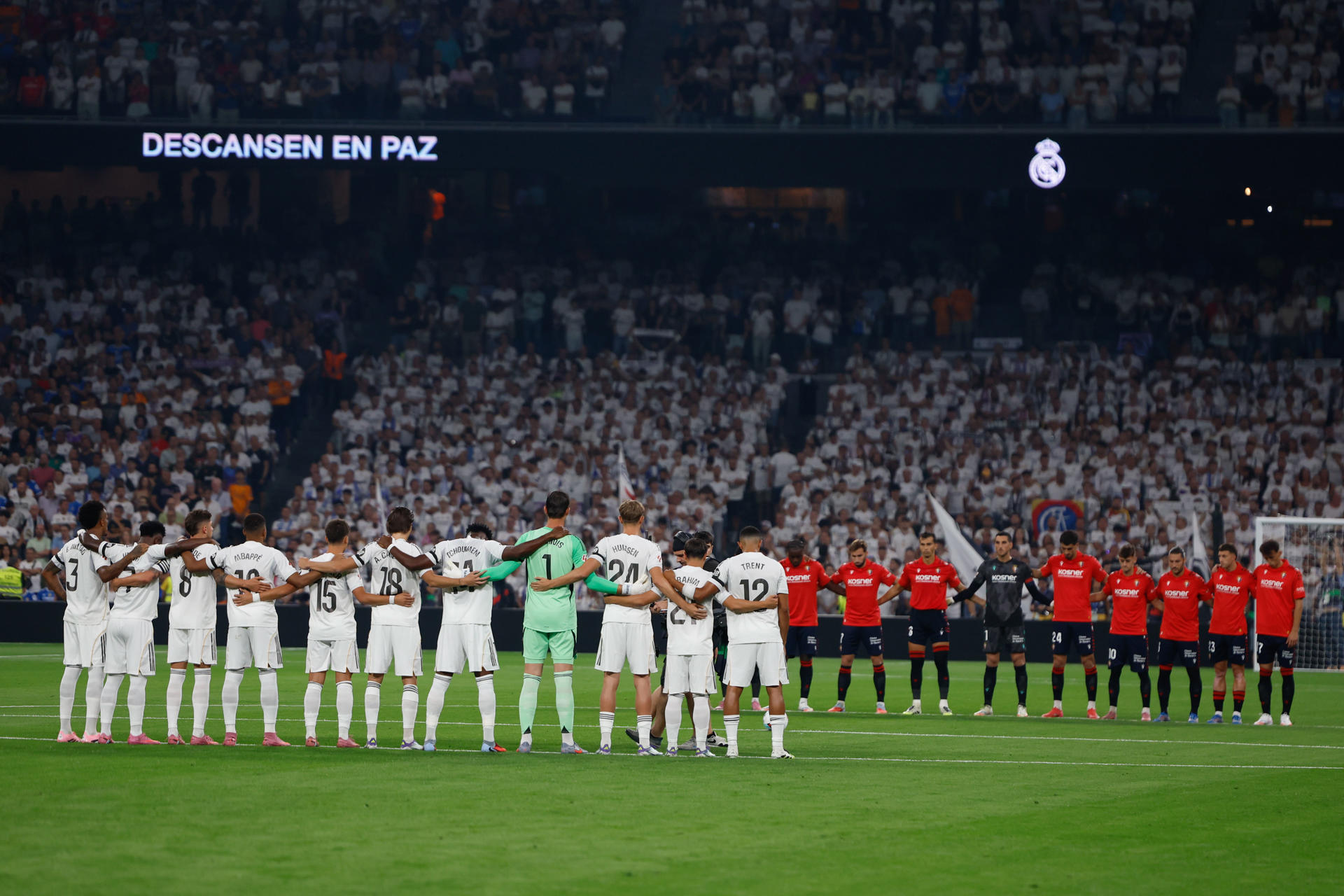 Los jugadores del Real Madrid y de Osasuna guardan un minuto de silencia por los socios fallecidos en la temporada pasada, por los fallecidos en los incendios forestales y por Javier Lambán, antes de comenzar el partido de la primera jornada de LaLiga que Real Madrid y Atlético Osasuna disputan en el estadio Santiago Bernabéu. EFE/Mariscal