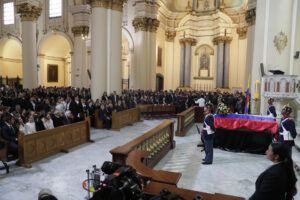 Integrantes del Batallón Guardia Presidencial vigilan el féretro del fallecido senador y precandidato presidencial Miguel Uribe Turbay este miércoles, en la catedral Primada en Bogotá (Colombia). EFE/Carlos Ortega