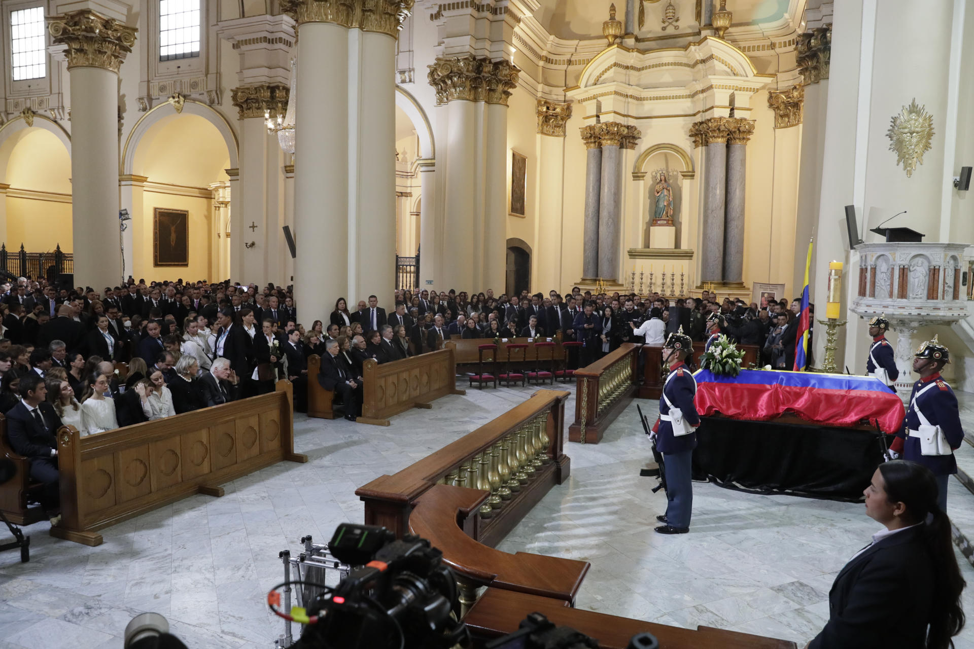 Integrantes del Batallón Guardia Presidencial vigilan el féretro del fallecido senador y precandidato presidencial Miguel Uribe Turbay este miércoles, en la catedral Primada en Bogotá (Colombia). EFE/Carlos Ortega