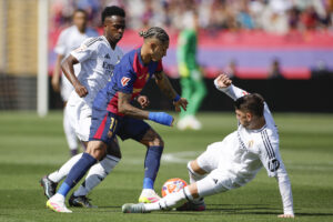 Raphinha, Valverde y Vinicius, en el último Barcelona-Real Madrid.-EFE/ Alberto Estevez