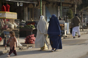 Fotografía de dos mujeres afganas que caminan por una calle en Kandahar (Afganistán).EFE/ Qudratullah Razwan