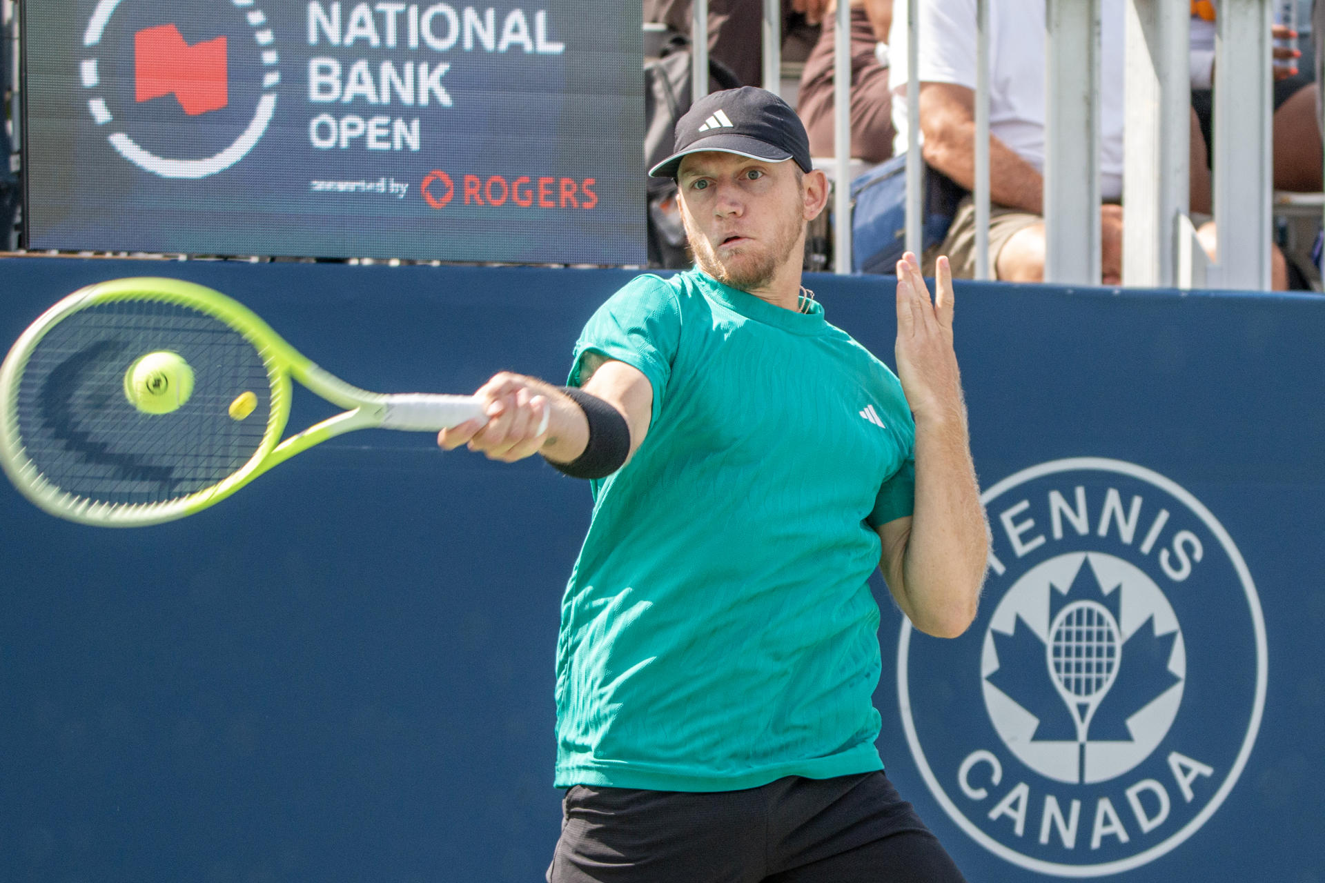 El español Alejandro Davidovich en acción frente al checo Jakub Mensik este viernes durante un partido del torneo ATP 1000 de Toronto (Canadá). EFE/ Julio César Rivas