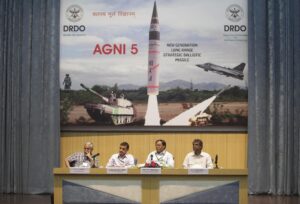 Foto archivo. El director de la Organización de Investigación de Defensa y Desarrollo de la India, Vijay Saraswat (2d), el Director de Sistemas estratégicos y de misiles, Avinash Chander (2i), el Director del Laboratorio de Sistemas Avanzado, V.G. Sekaran, y el Director del proyecto 'Agni 5', R.K. Gupta (i), durante una rueda de prensa tras el lanzamiento del misil nuclear de largo alcance "Agni V", EFE/Anindito Mukherjee
