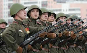Foto archivo. Soldados rusos con uniformes pertenecientes a la II Guerra Munidial ensayan su participación en un desfile en Moscú. EFE/Sergei Chirikov
