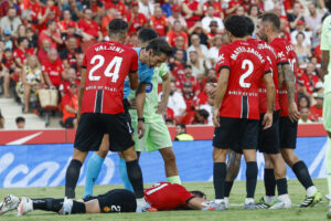 El defensa del Mallorca Antonio Raíllo tendido en el suelo (durante el gol que marca Ferrán Torres) en el partido de la primera jornada de LaLiga que RCD Mallorca y FC Barcelona disputaron en el estadio de Son Moix. EFE/ Cati Cladera