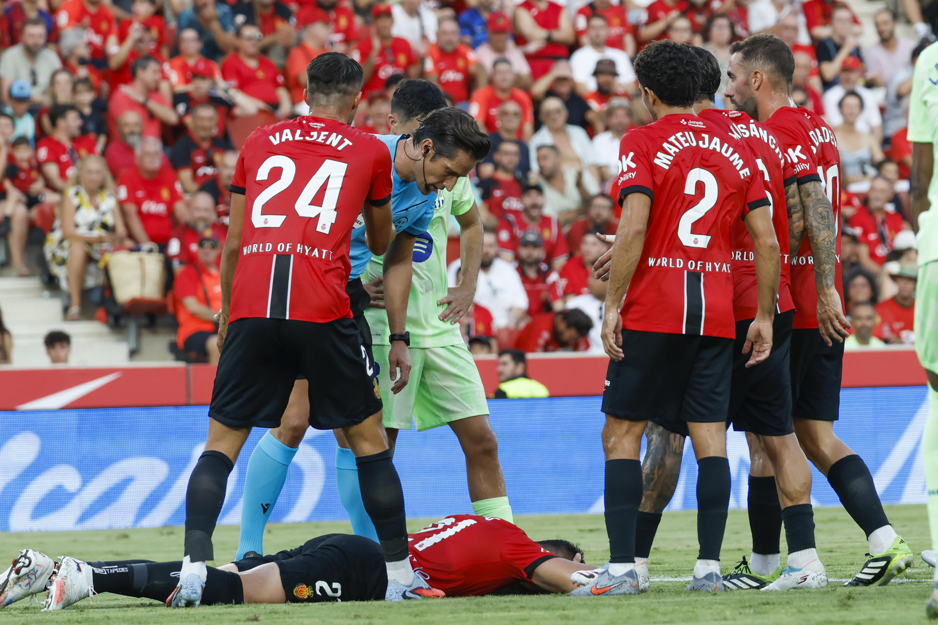 El defensa del Mallorca Antonio Raíllo tendido en el suelo (durante el gol que marca Ferrán Torres) en el partido de la primera jornada de LaLiga que RCD Mallorca y FC Barcelona disputaron en el estadio de Son Moix. EFE/ Cati Cladera