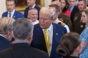 El presidente de Estados Unidos, Donald Trump (c), fue captado este jueves, 7 de agosto, al hablar con varios invitados a una ceremonia en la Casa Blanca, en Washington DC (EE.UU.). EFE/Shawn Thew
