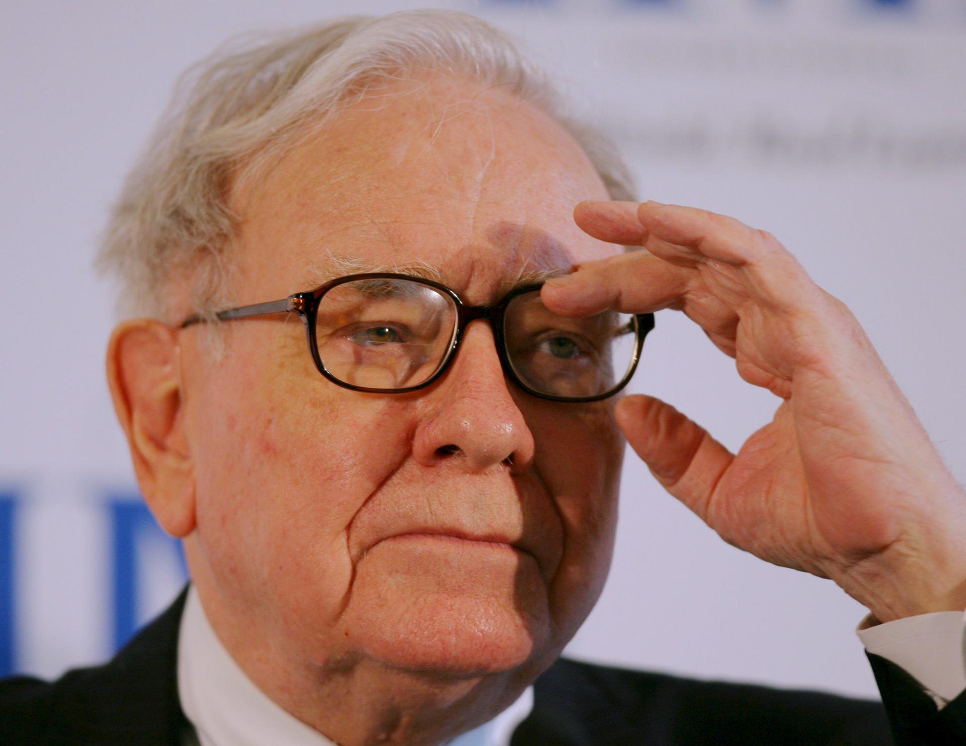 Fotografía de archivo que muestra al inversor estadounidense Warren Buffett durante una rueda de prensa en Fráncfort, Alemania. EFE/Arne Dedert