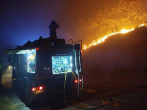 Un vehículo de la Unidad Militar de Emergencias (UME) en labores de extinción en el incendio que afecta a Genestoso, paraje del concejo de Cangas del Narcea, limítrofe con León, en el que se están concentrando los medios aéreos disponibles en Asturias. EFE/UME via X // SOLO USO EDITORIAL/SOLO DISPONIBLE PARA ILUSTRAR LA NOTICIA QUE ACOMPAÑA (CRÉDITO OBLIGATORIO)