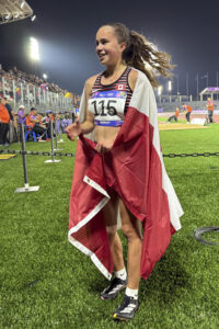 La canadiense Jadyn Keeler celebra, envuelta en la bandera de su país, al ganar la medalla de oro con récord incluido en los 10.000 metros del atletismo en los II Juegos Panamericanos Junior este lunes, en Luque (Paraguay). EFE/Rodrigo Sepúlveda