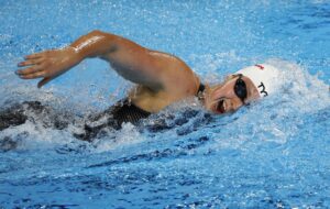La estadounidense Katie Ledecky compite en la prueba de 800 metros estilo libre, en las series de los Mundiales de Natación Singapur 2025. EFE/EPA/RUNGROJ YONGRIT