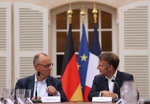 El presidente francés Emmanuel Macron (R) y la canciller alemana Friedrich Merz hacen una declaración conjunta antes de una cena de trabajo en el Fort de Bregancon en Bormes-les-Mimosas, Francia, 28 de agosto de 2025, en vísperas de una reunión del gabinete franco-alemán. (Francia, Alemania) EFE/EPA/Manon Cruz / POOL MAXPPP OUT