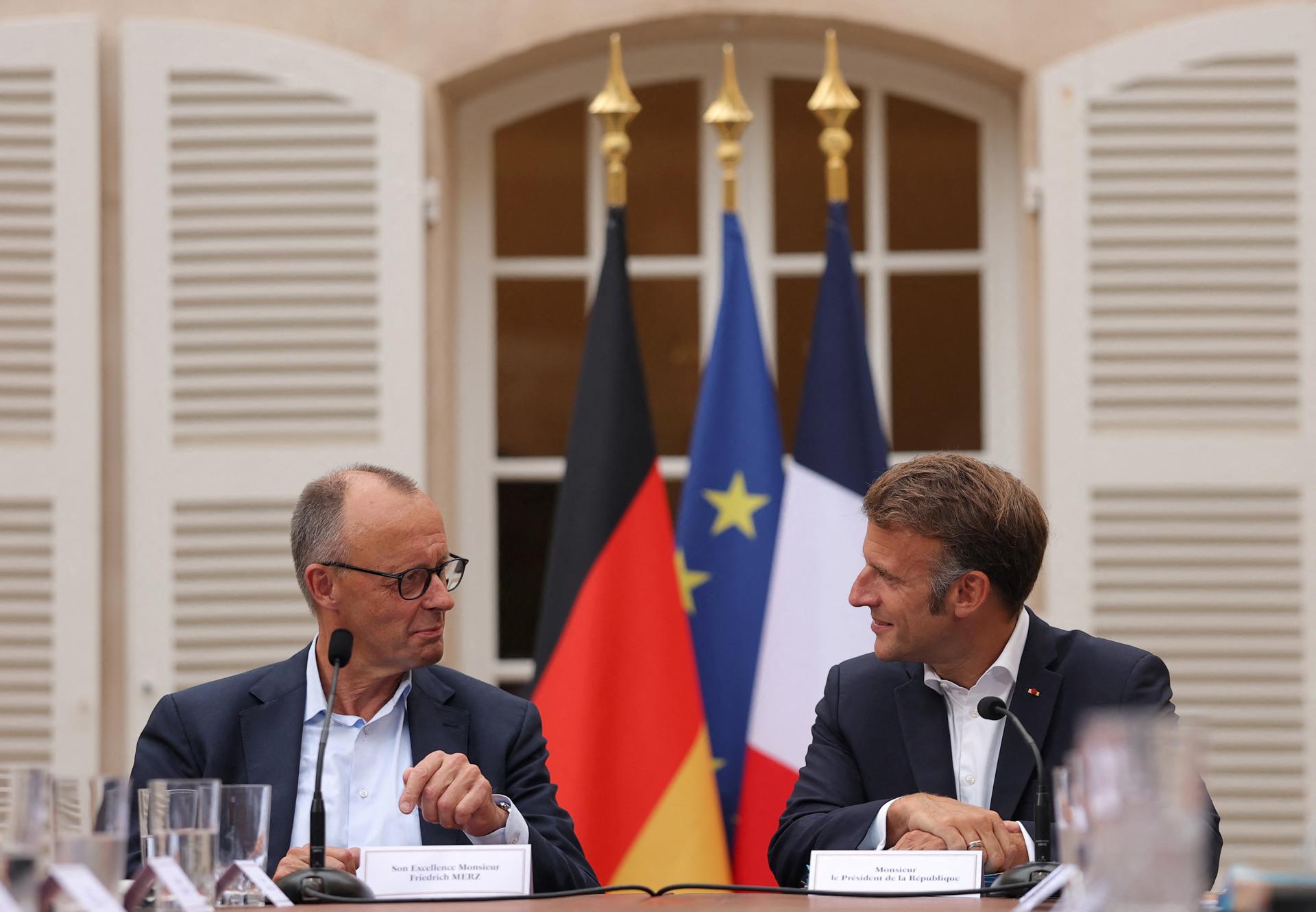 El presidente francés Emmanuel Macron (R) y la canciller alemana Friedrich Merz hacen una declaración conjunta antes de una cena de trabajo en el Fort de Bregancon en Bormes-les-Mimosas, Francia, 28 de agosto de 2025, en vísperas de una reunión del gabinete franco-alemán. (Francia, Alemania) EFE/EPA/Manon Cruz / POOL MAXPPP OUT
