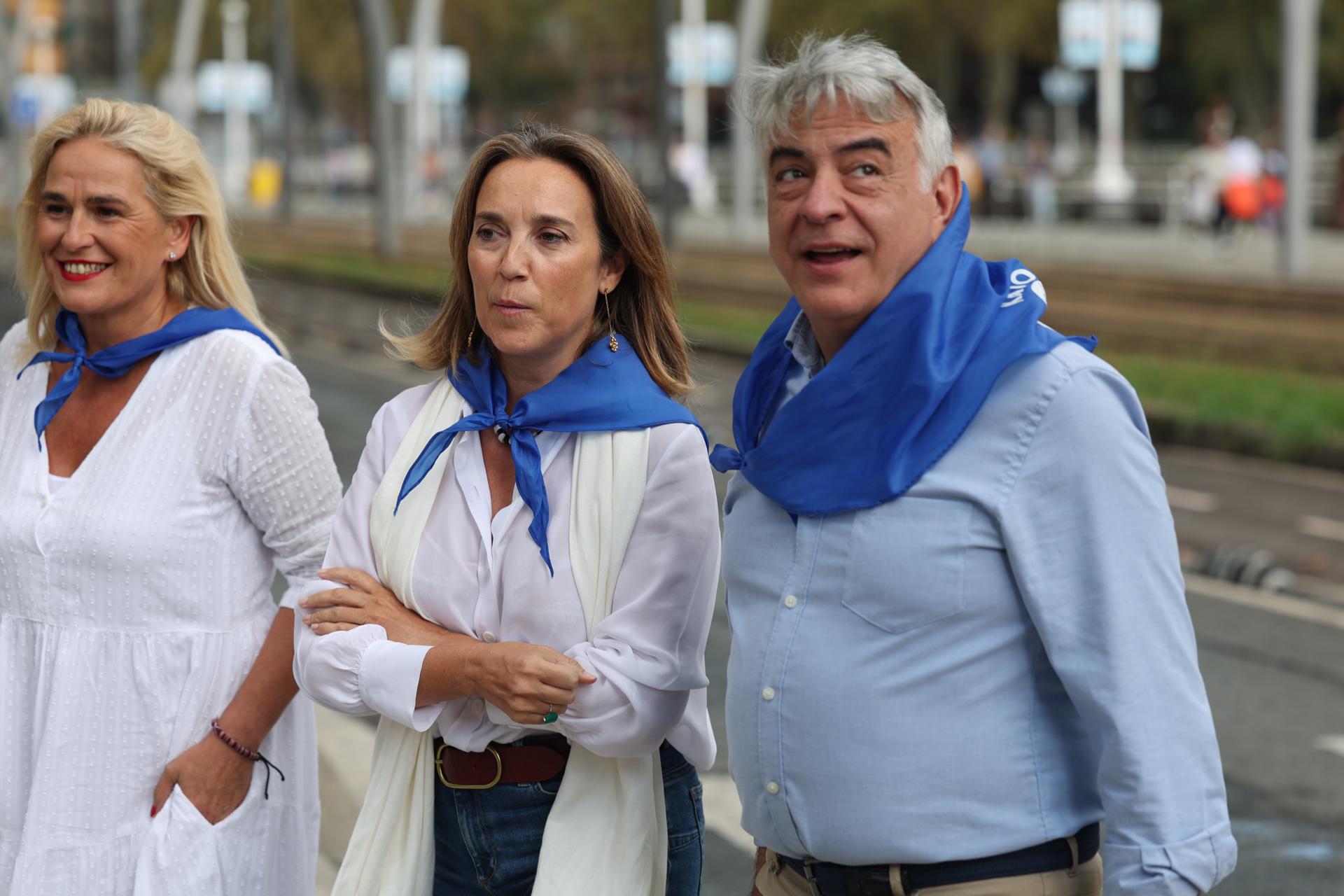 La vicesecretaria de Regeneración Institucional del PP, Cuca Gamarra (c), y el presidente en el País Vasco, Javier De Andrés, durante la visita este viernes a la txosna del partido en la Aste Nagusia de Bilbao. EFE/ Luis Tejido