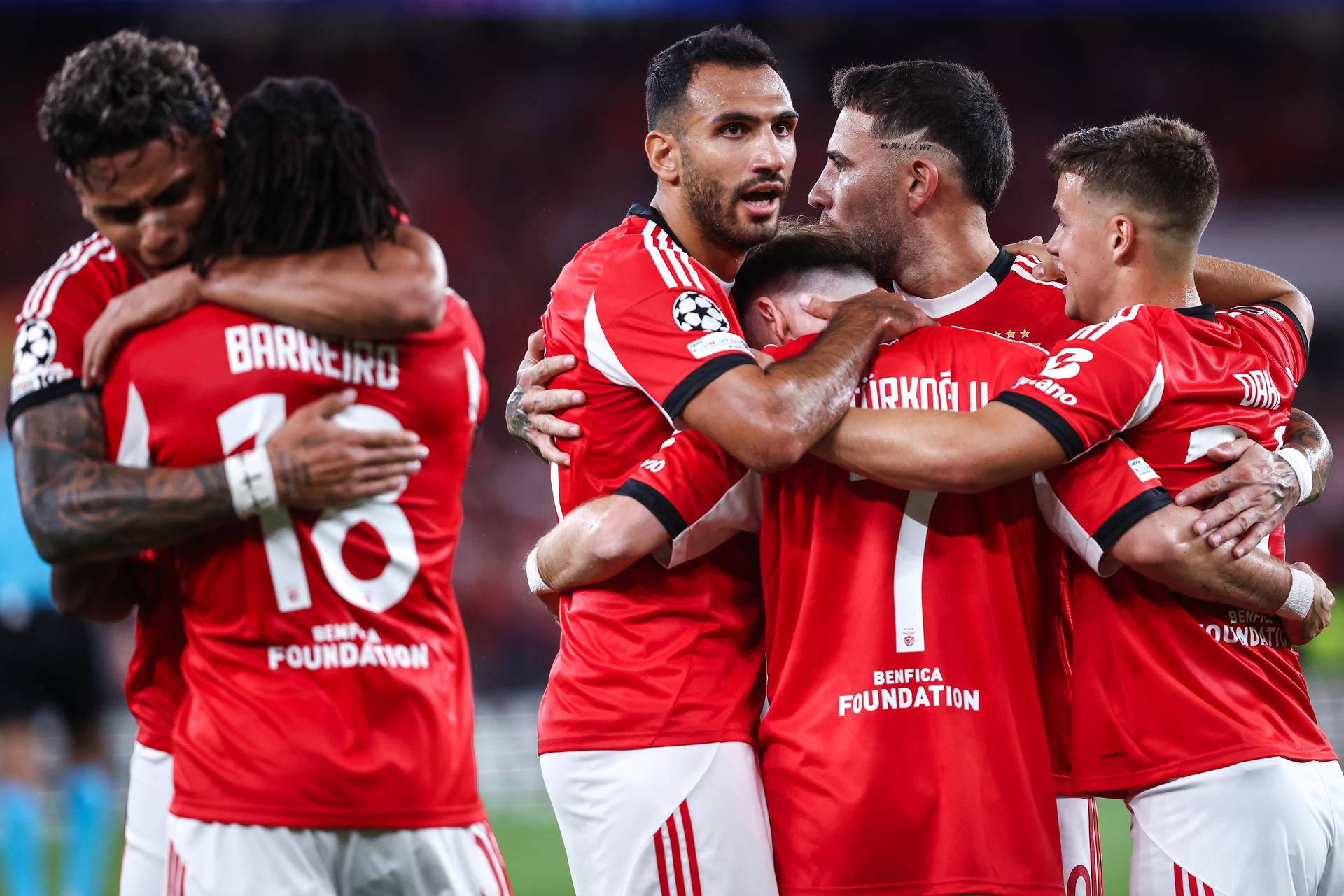El jugador del Benfica Kerem Akturkoglu (c) celebra el 1-0 con sus compñaeros durante el partido de vuelta de la previa de la UEFA Champions League que han jugado SL Benfica y Fenerbahce SK, en Lisboa, Portugal. EFE/EPA/RODRIGO ANTUNES