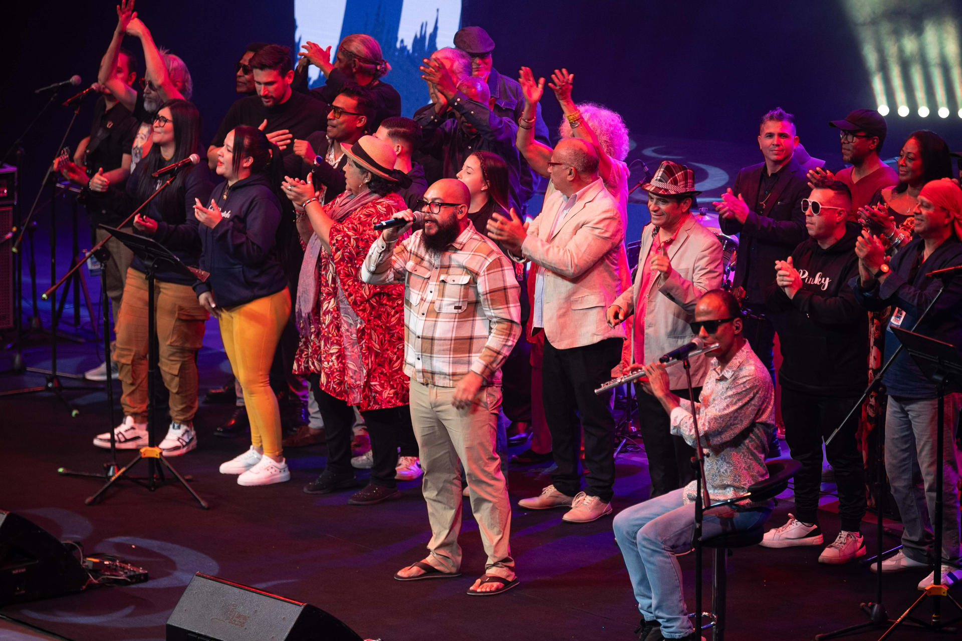 La agrupación venezolana Dame Pa' Matala participa en el concierto Un Canto a Fidel este jueves, en el Teatro Teresa Carreño en Caracas (Venezuela). EFE/ Ronald Peña R