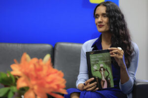 Fotografía de la escritora mexicana Alma Delia Murillo posando durante una entrevista con EFE en la Feria Internacional del Libro en Ciudad de Panamá (Panamá). EFE/ Bienvenido Velasco