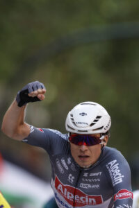 El ciclista belga del Alpecin Jasper Philipsen celebra su victoria en la octava etapa de la Vuelta a España, este sábado entre Monzón (Huesca) y Zaragoza, en un recorrido de 163,5 kilómetros. EFE/Javier Lizón
