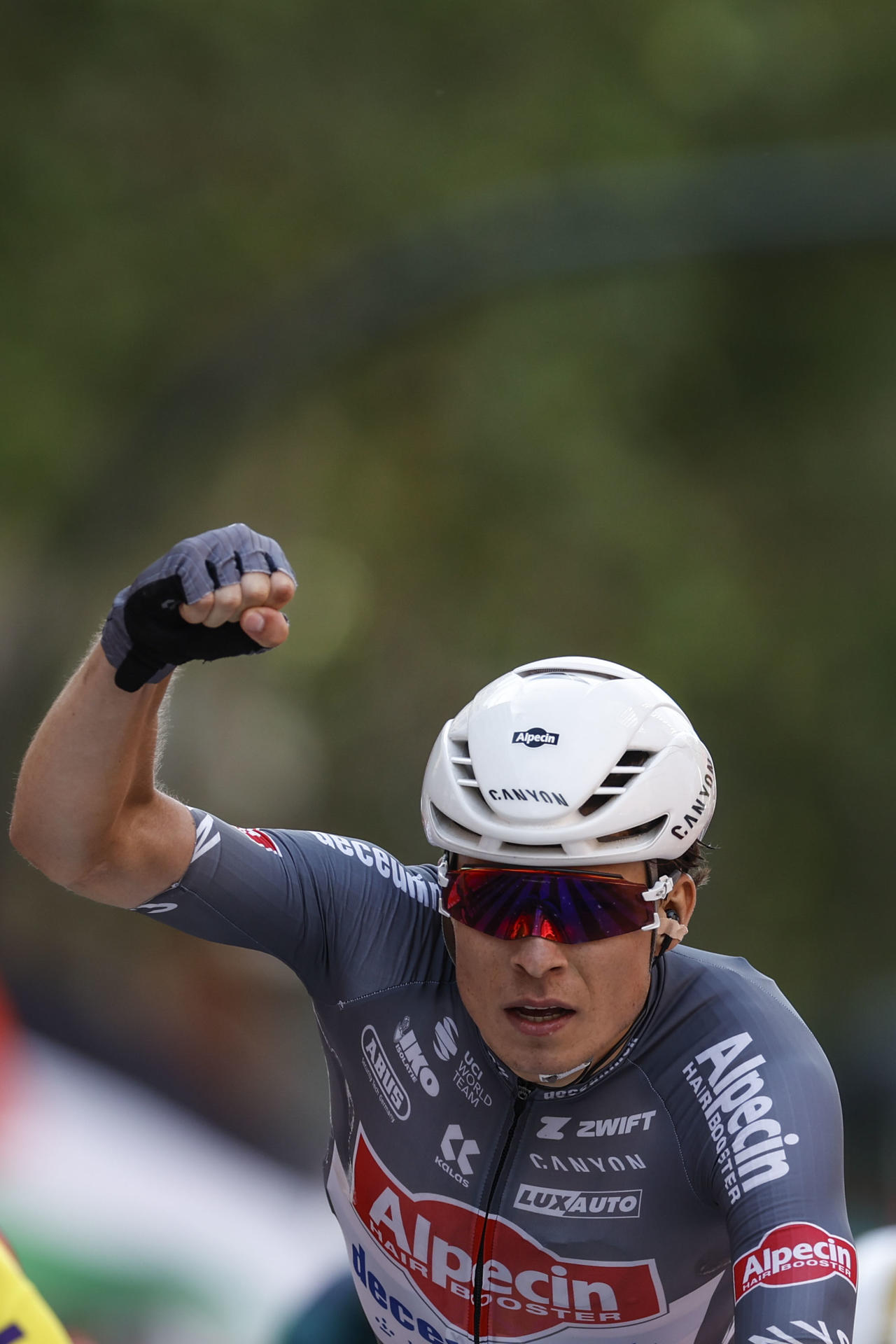 El ciclista belga del Alpecin Jasper Philipsen celebra su victoria en la octava etapa de la Vuelta a España, este sábado entre Monzón (Huesca) y Zaragoza, en un recorrido de 163,5 kilómetros. EFE/Javier Lizón
