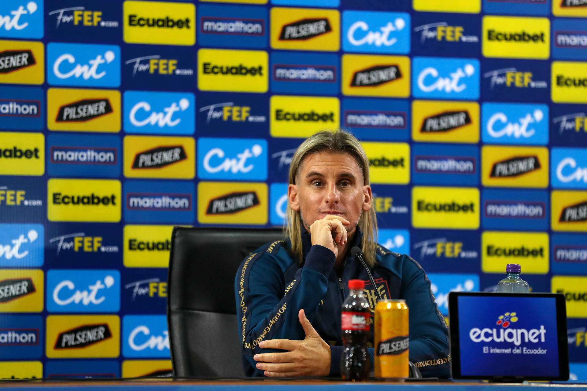 El seleccionador del equipo de fútbol de Ecuador Sebastián Beccacece asiste a una rueda de prensa en Quito (Ecuador). EFE/José Jácome
