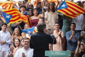 Imagen de archivo (27/07/2025).- El expresidente de la Generalitat Carles Puigdemont participa en el acto con motivo del quinto aniversario de la fundación de Junts per Catalunya como partido. EFE/ David Borrat