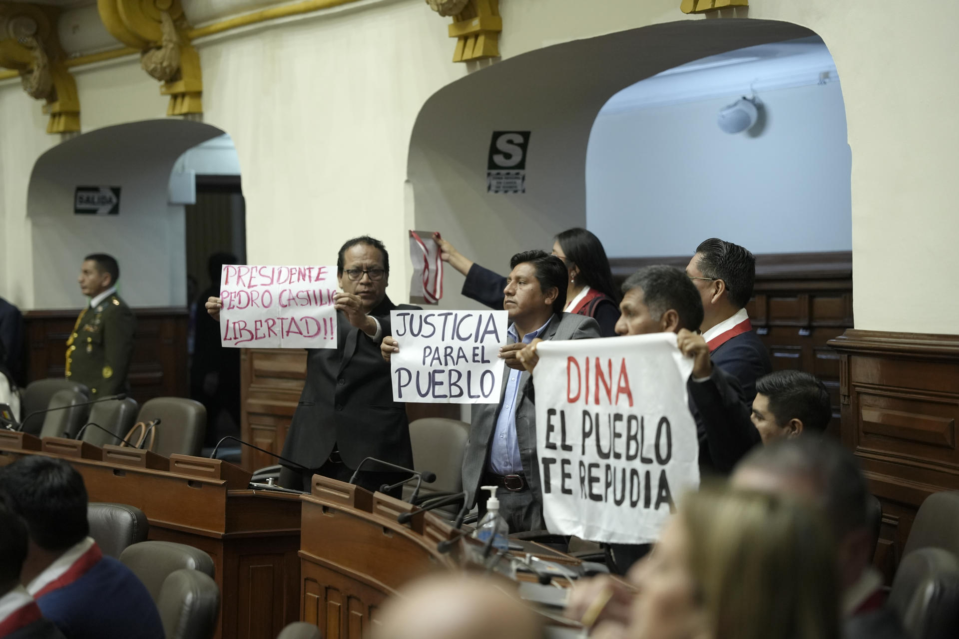 Congresistas se manifestaron en contra de la presidenta de Perú, Dina Boluarte, el pasado lunes, 28 de julio, en la sede del Congreso, en Lima (Perú. EFE/John Reyes