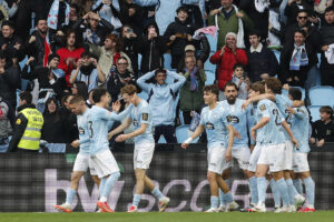Los jugadores del Celta de Vigo celebran su tercer tanto ante el Real Betis durante el partido de Liga disputado el 8 de febrero en el estadio Balaídos de Vigo. EFE/Salvador Sas