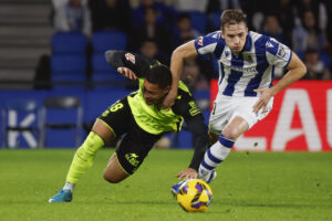 Foto de archivo del defensa Jon Pacheco (d) durante un partido de Liga contra el Betis. EFE/Juan Herrero