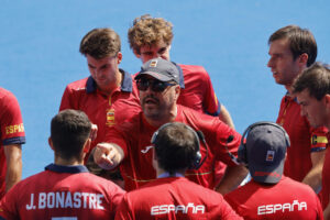 Fotografía de Lavandeira Jr, en la que puede verse en una imagen de archivo del 4 de agosto de 2024 al seleccionador español de hockey hierba Max Caldas (c) junto a sus jugadores, en el descanso de un partido. EFE