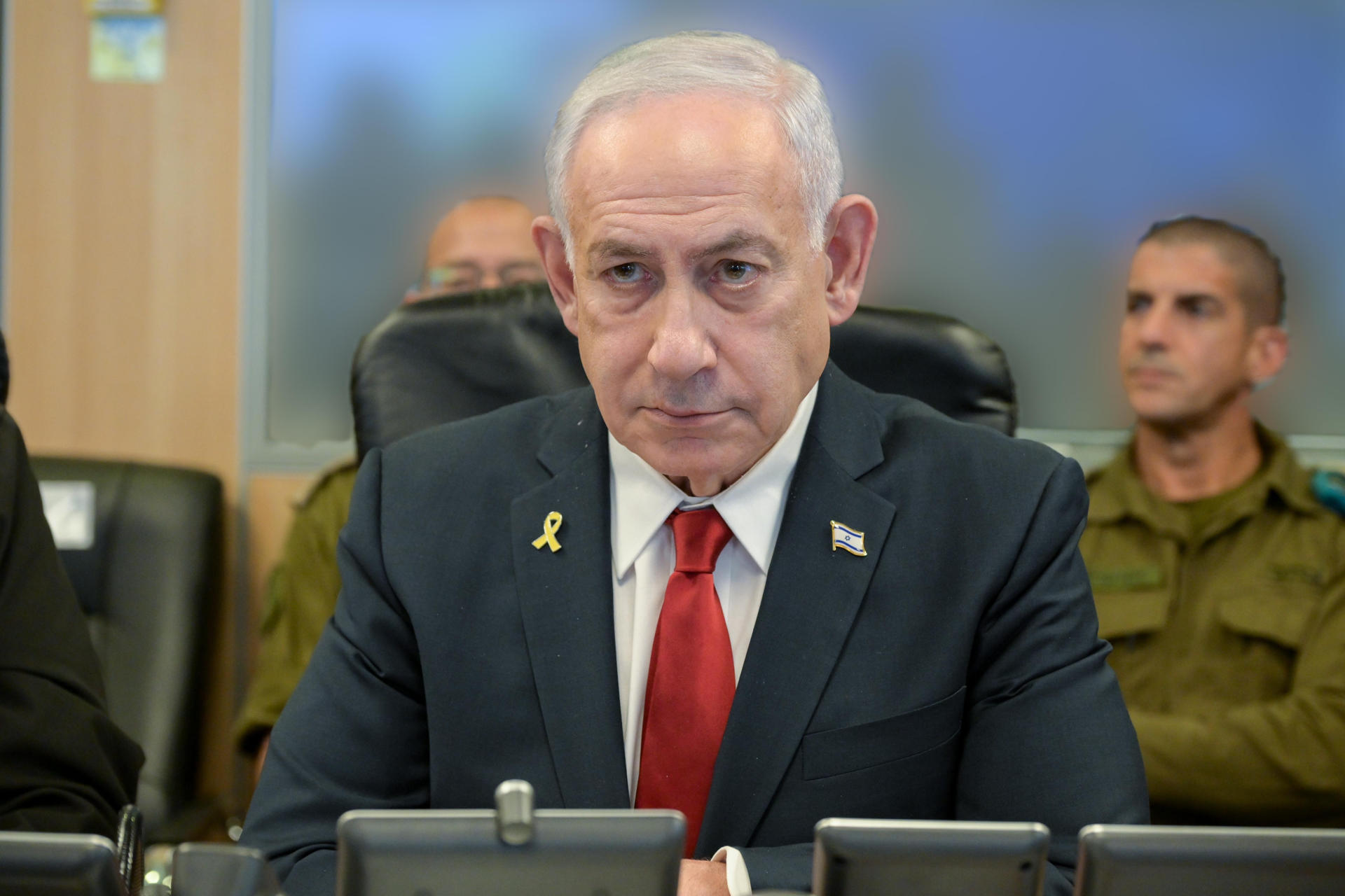 - El primer ministro de Israel, Benjamin Netanyahu, atiende desde Jerusalén a los bombardeos del Ejército israelí a un complejo militar, dos plantas eléctricas y un almacén de combustible este domingo en Saná, la capital de Yemen, supuestamente utilizados para "actividades militares" por los rebeldes hutíes, que controlan la ciudad. EFE/IDF SÓLO USO EDITORIAL, PERMITIDO SU USO SÓLO EN RELACIÓN A LA INFORMACIÓN QUE APARECE EN EL PIE DE FOTO (CRÉDITO OBLIGATORIO)